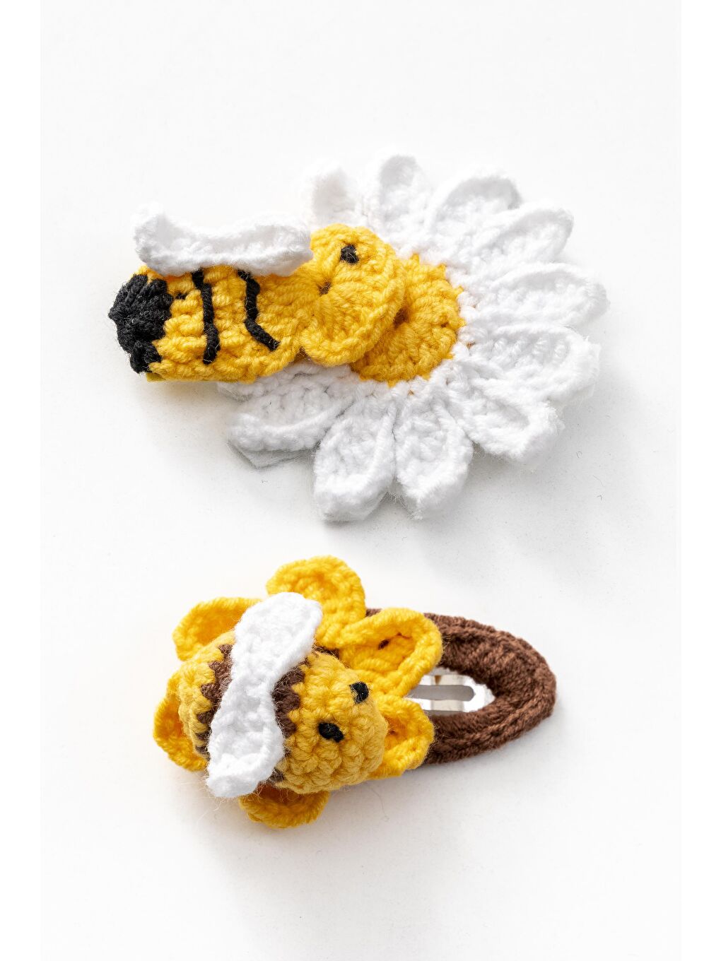 Karışık El Örgüsü Arı Ve Papatya Figürlü İkili Toka Seti