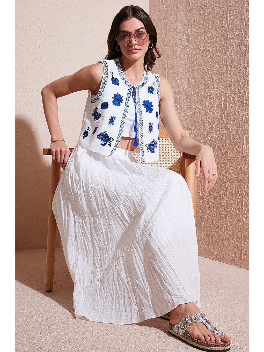 Ekru Astarlı Nakış İşlemeli Standart Fit Bağlamalı Yaka Crop Kadın Yelek 611Yl128-2