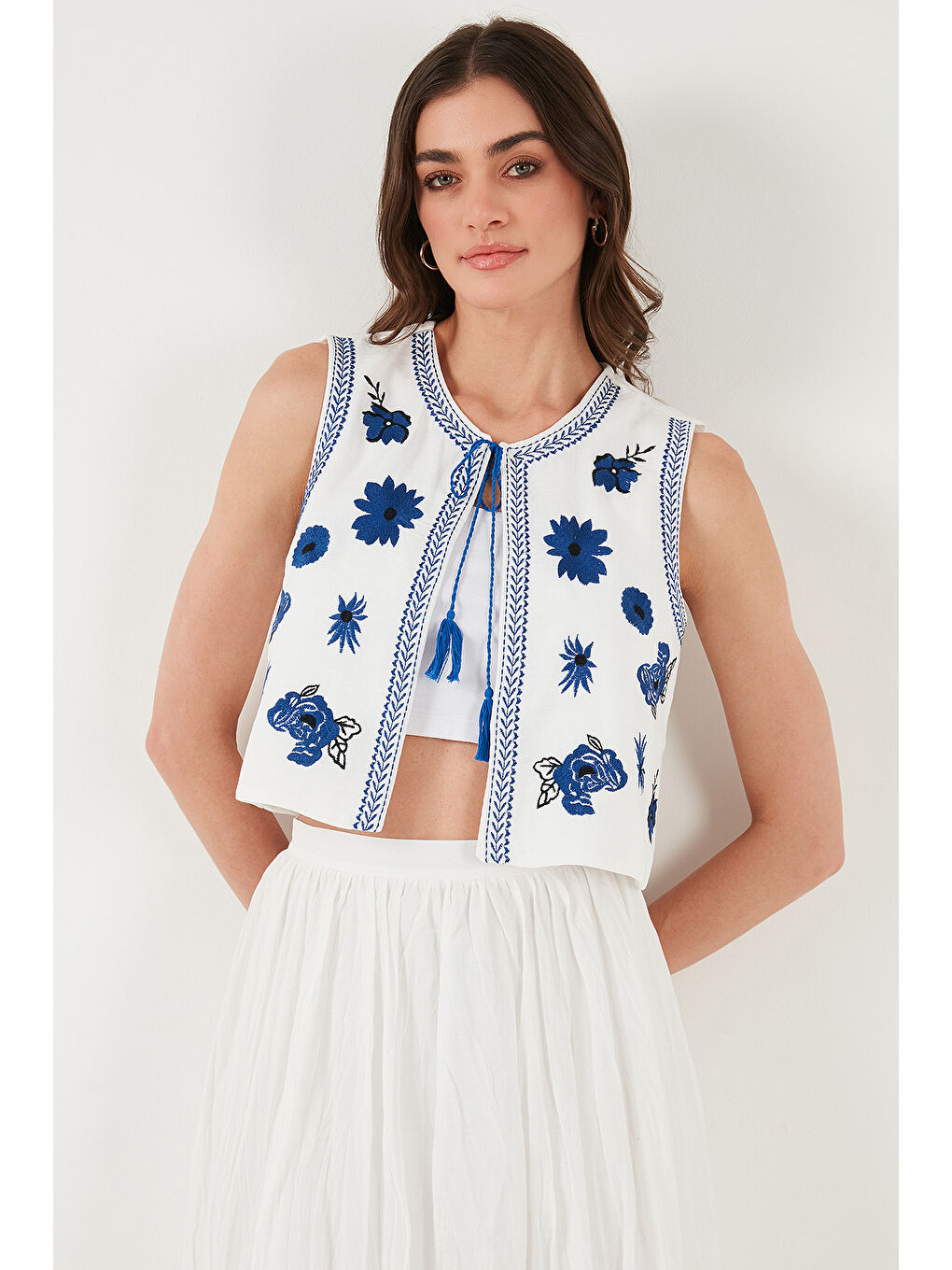 Ekru Astarlı Nakış İşlemeli Standart Fit Bağlamalı Yaka Crop Kadın Yelek 611Yl128-3