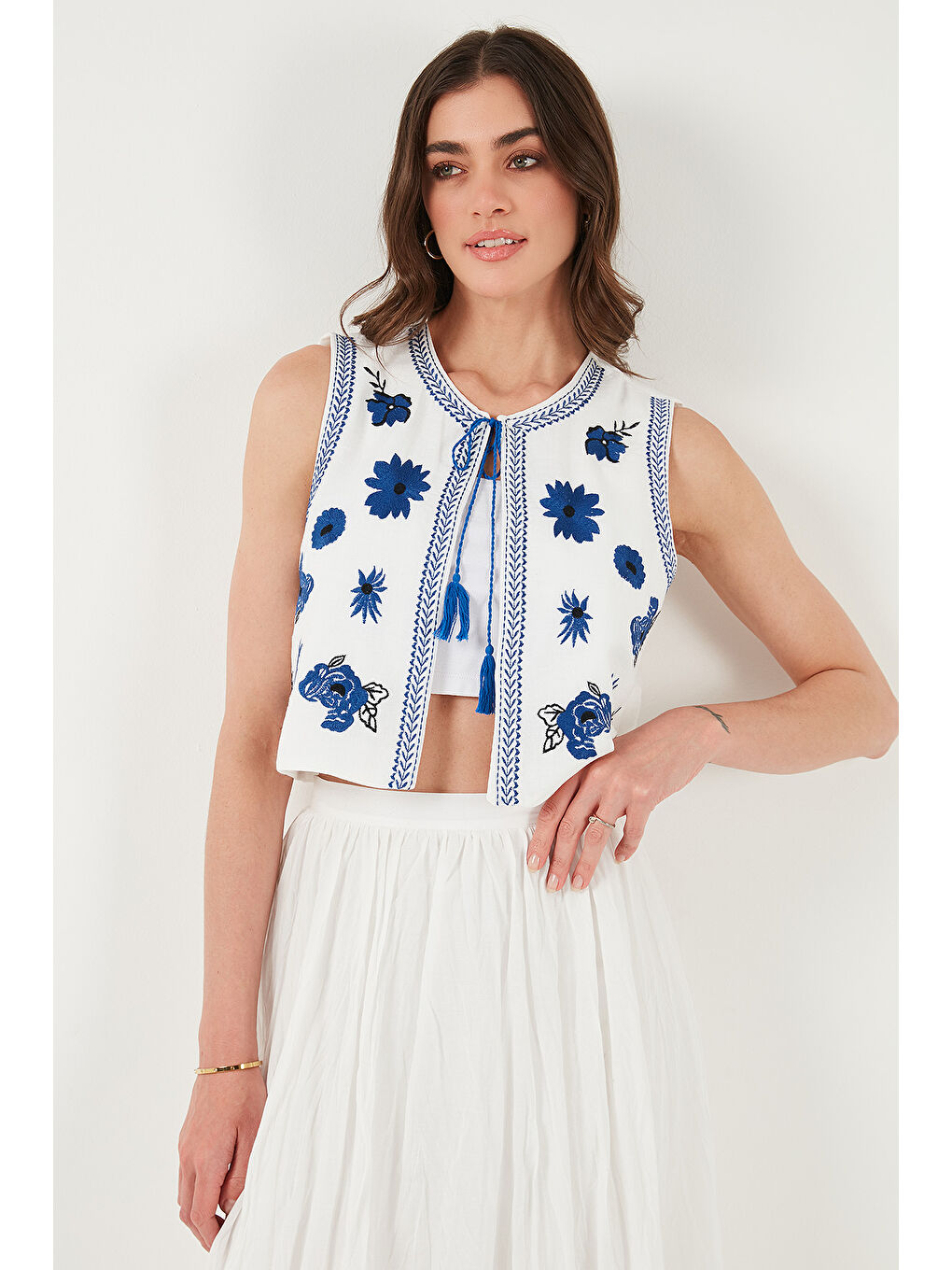 Ekru Astarlı Nakış İşlemeli Standart Fit Bağlamalı Yaka Crop Kadın Yelek 611Yl128-4