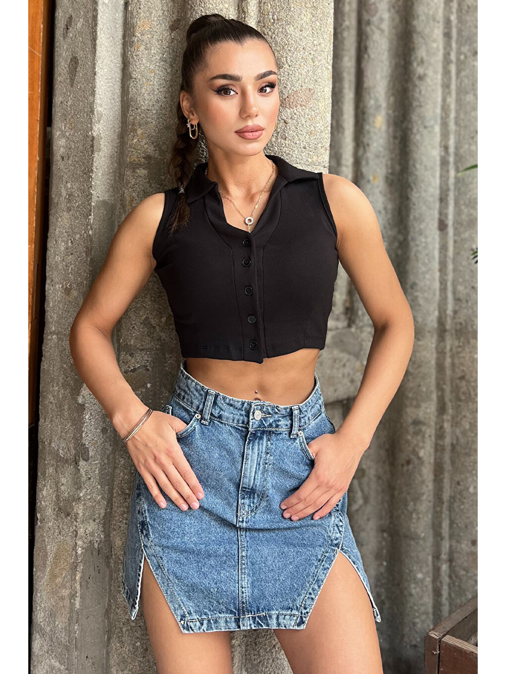 GÜLSELİ Siyah Yakalı Düğmeli Crop Top Yelek