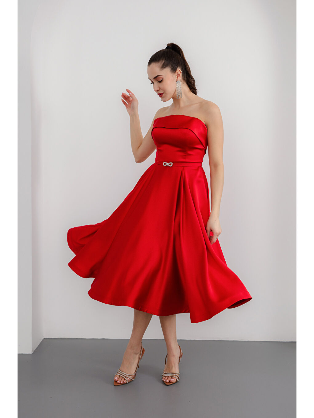 Kadın Kırmızı Straplez Yaka Taşlı Kemerli Saten Abiye Elbise