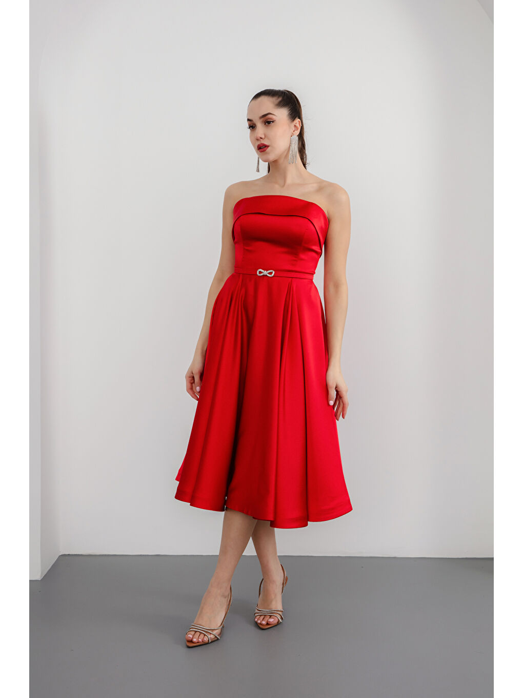 Kadın Kırmızı Straplez Yaka Taşlı Kemerli Saten Abiye Elbise-1