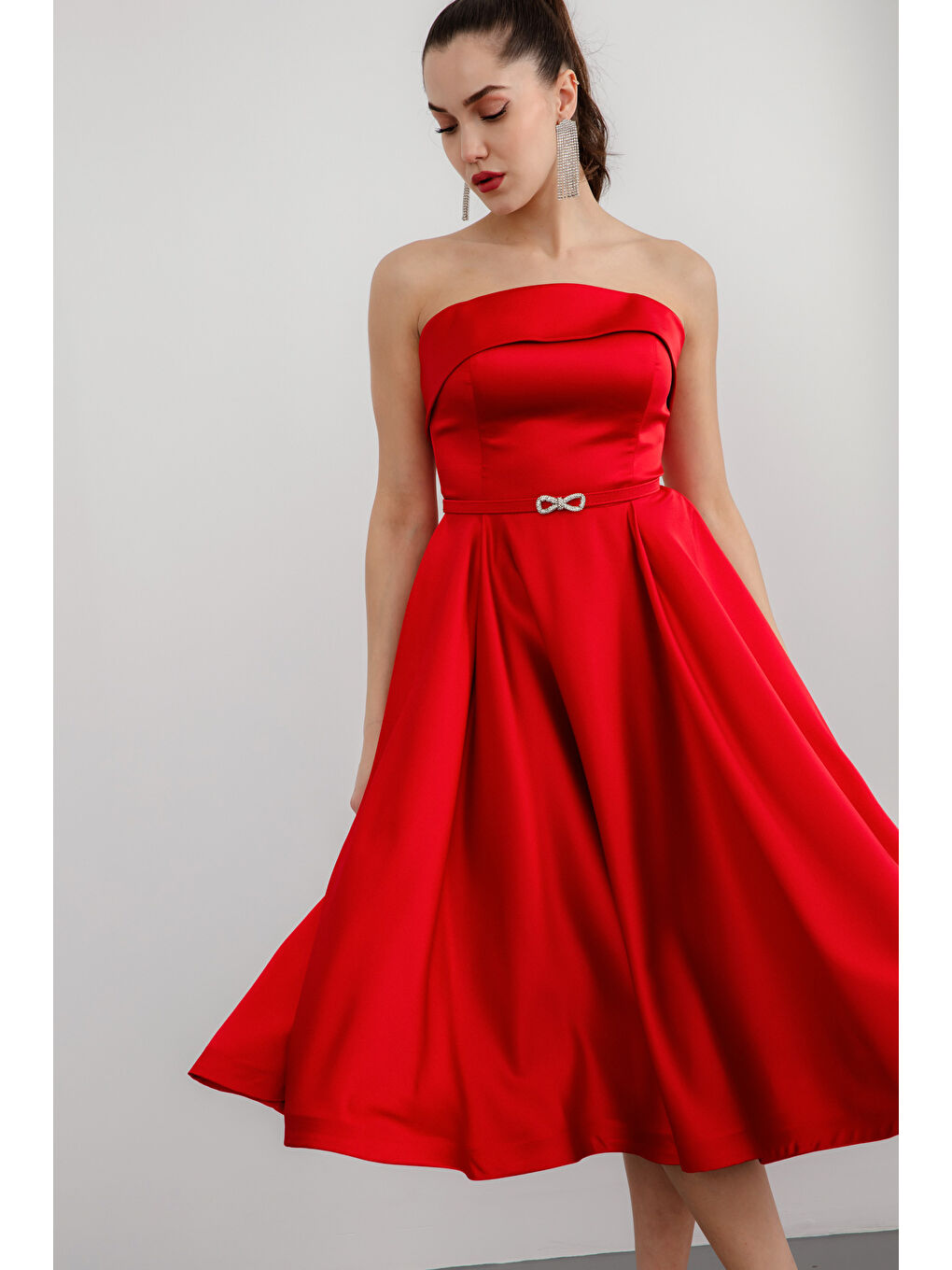 Kadın Kırmızı Straplez Yaka Taşlı Kemerli Saten Abiye Elbise-2