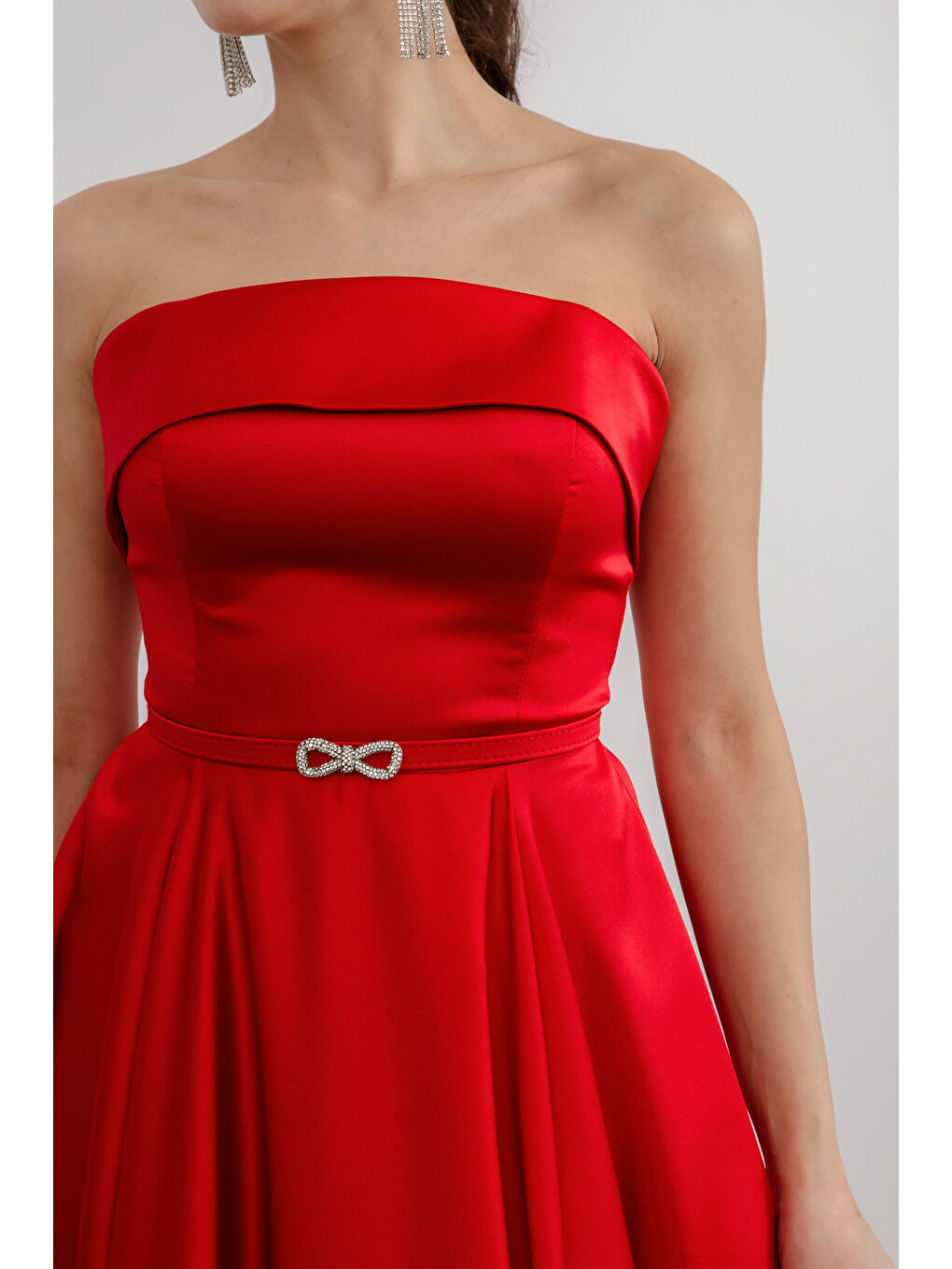Kadın Kırmızı Straplez Yaka Taşlı Kemerli Saten Abiye Elbise-3