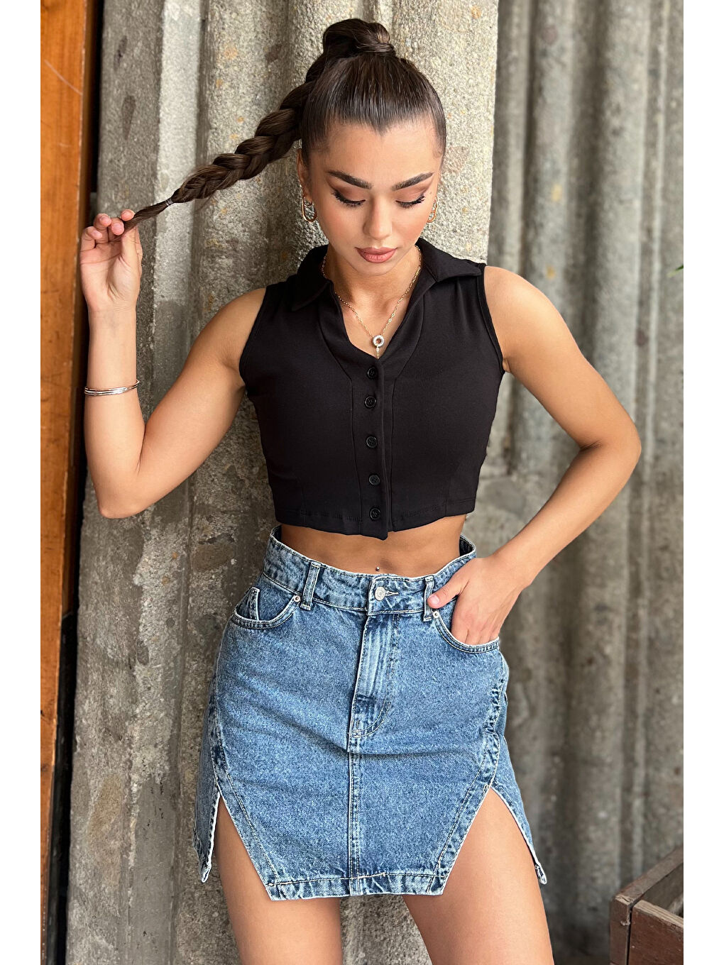 GÜLSELİ Siyah Yakalı Düğmeli Crop Top Yelek - 1