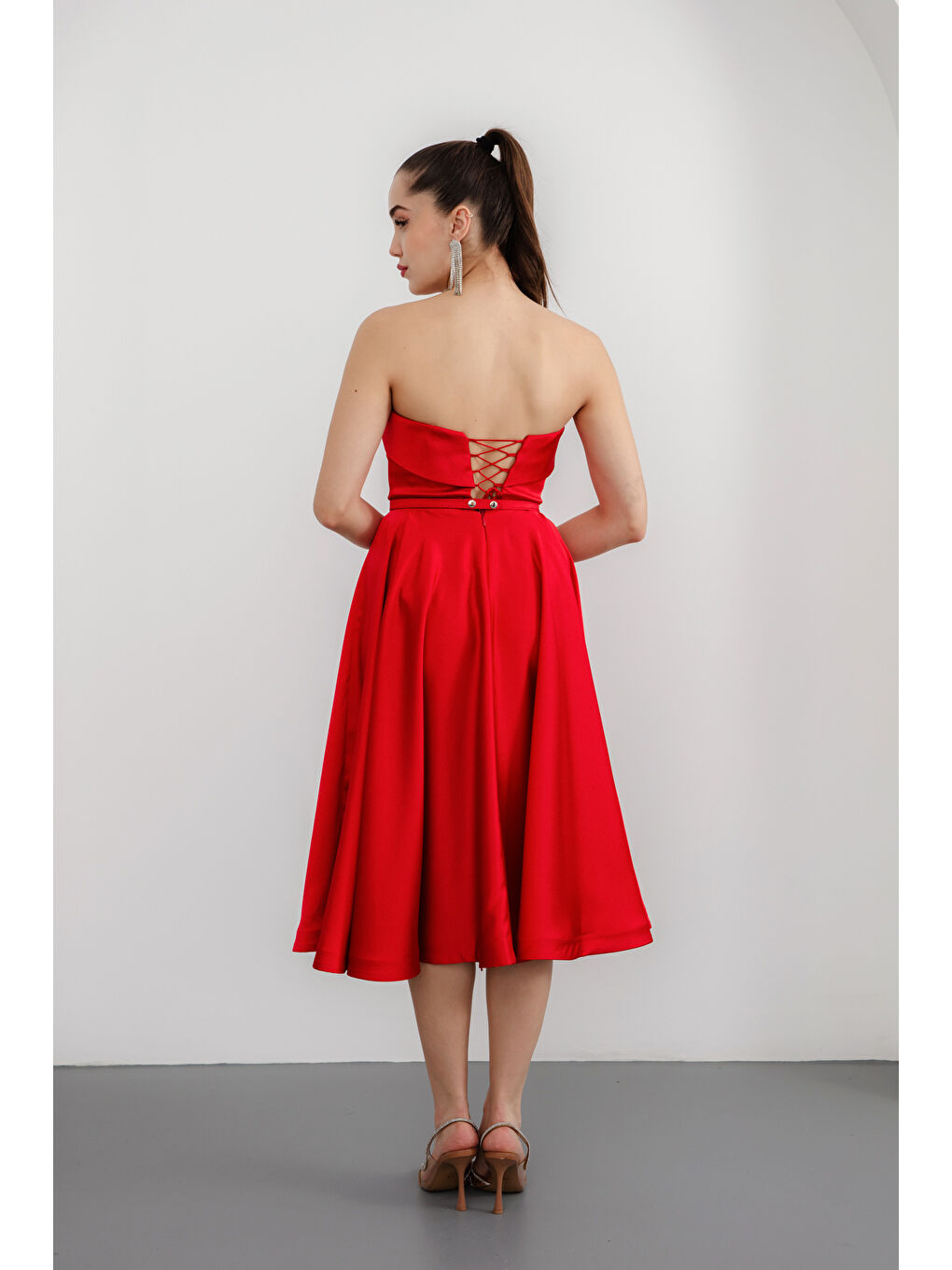 Kadın Kırmızı Straplez Yaka Taşlı Kemerli Saten Abiye Elbise-4