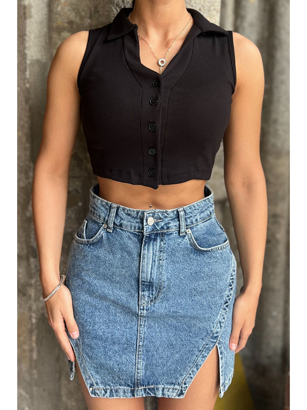 GÜLSELİ Siyah Yakalı Düğmeli Crop Top Yelek - 2