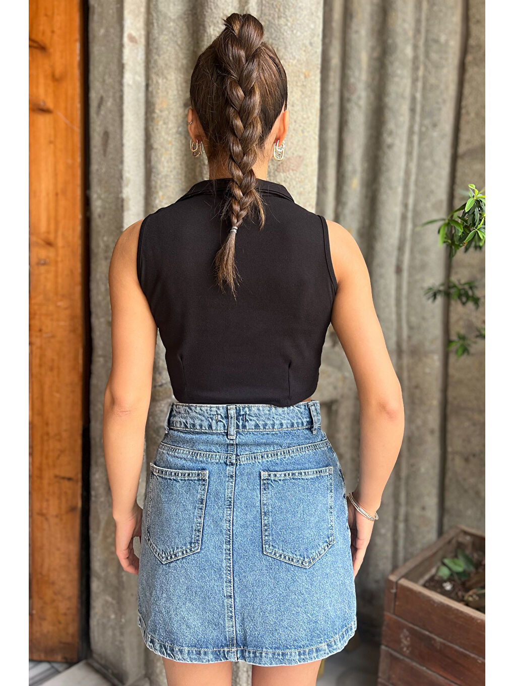 GÜLSELİ Siyah Yakalı Düğmeli Crop Top Yelek - 3