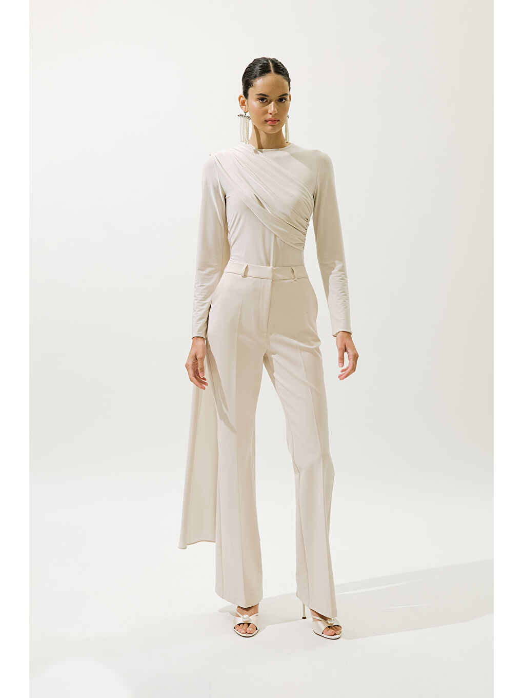 Beyaz Pelerin Detaylı Bluz İnci-1