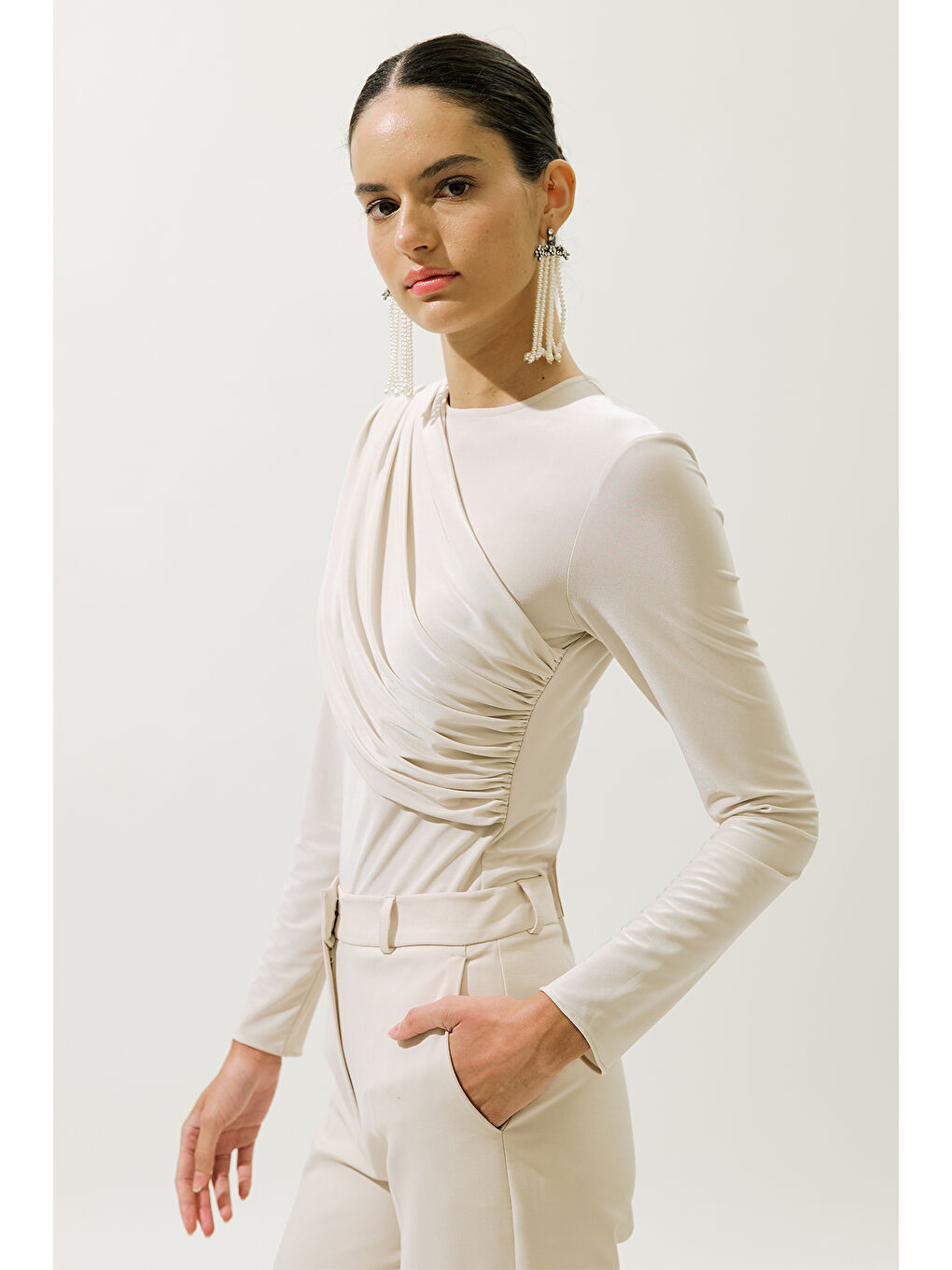 Beyaz Pelerin Detaylı Bluz İnci-2