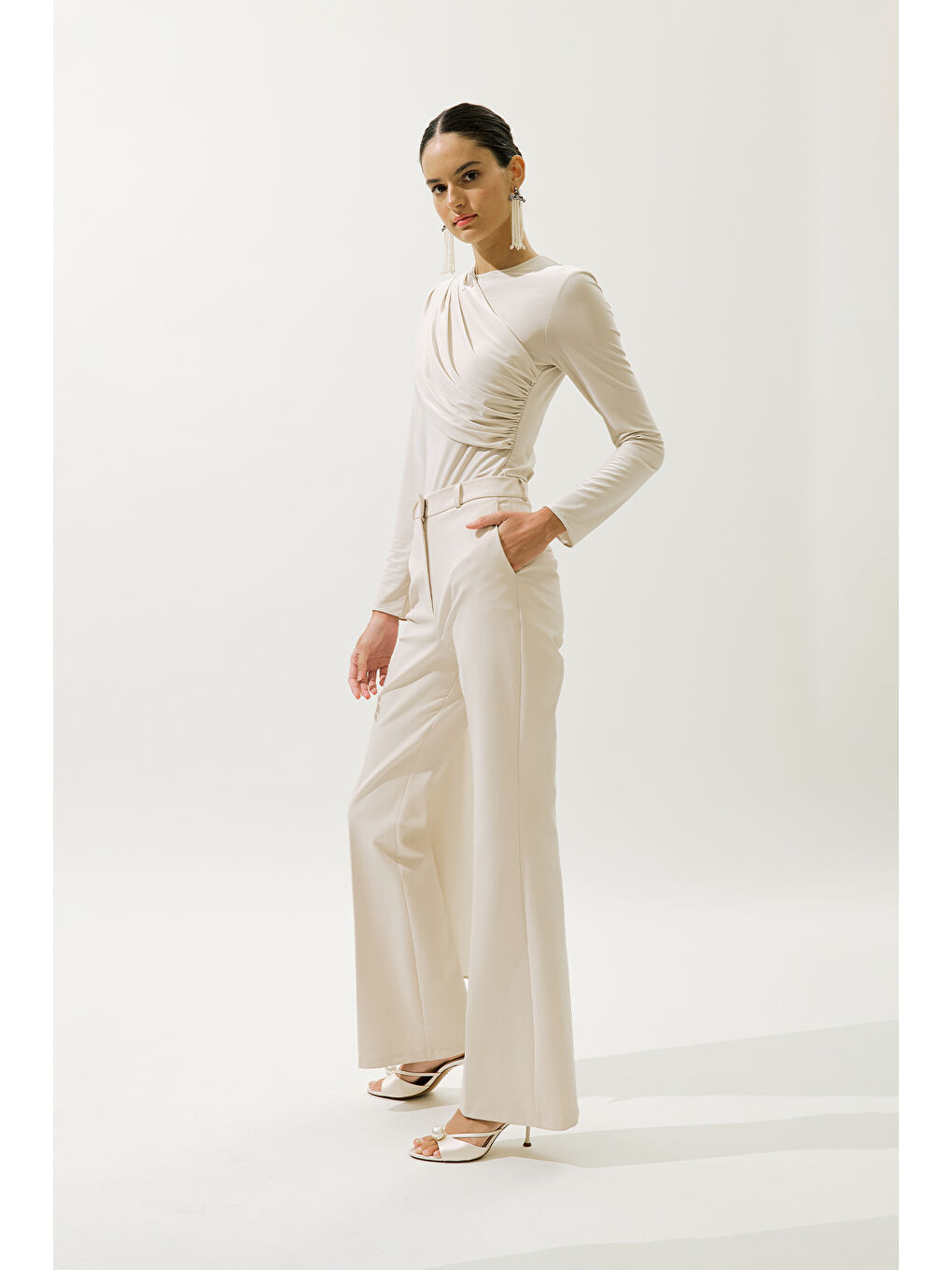 Beyaz Pelerin Detaylı Bluz İnci-3