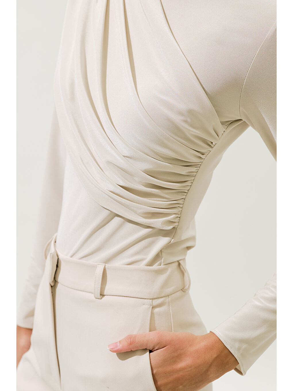 Beyaz Pelerin Detaylı Bluz İnci-4