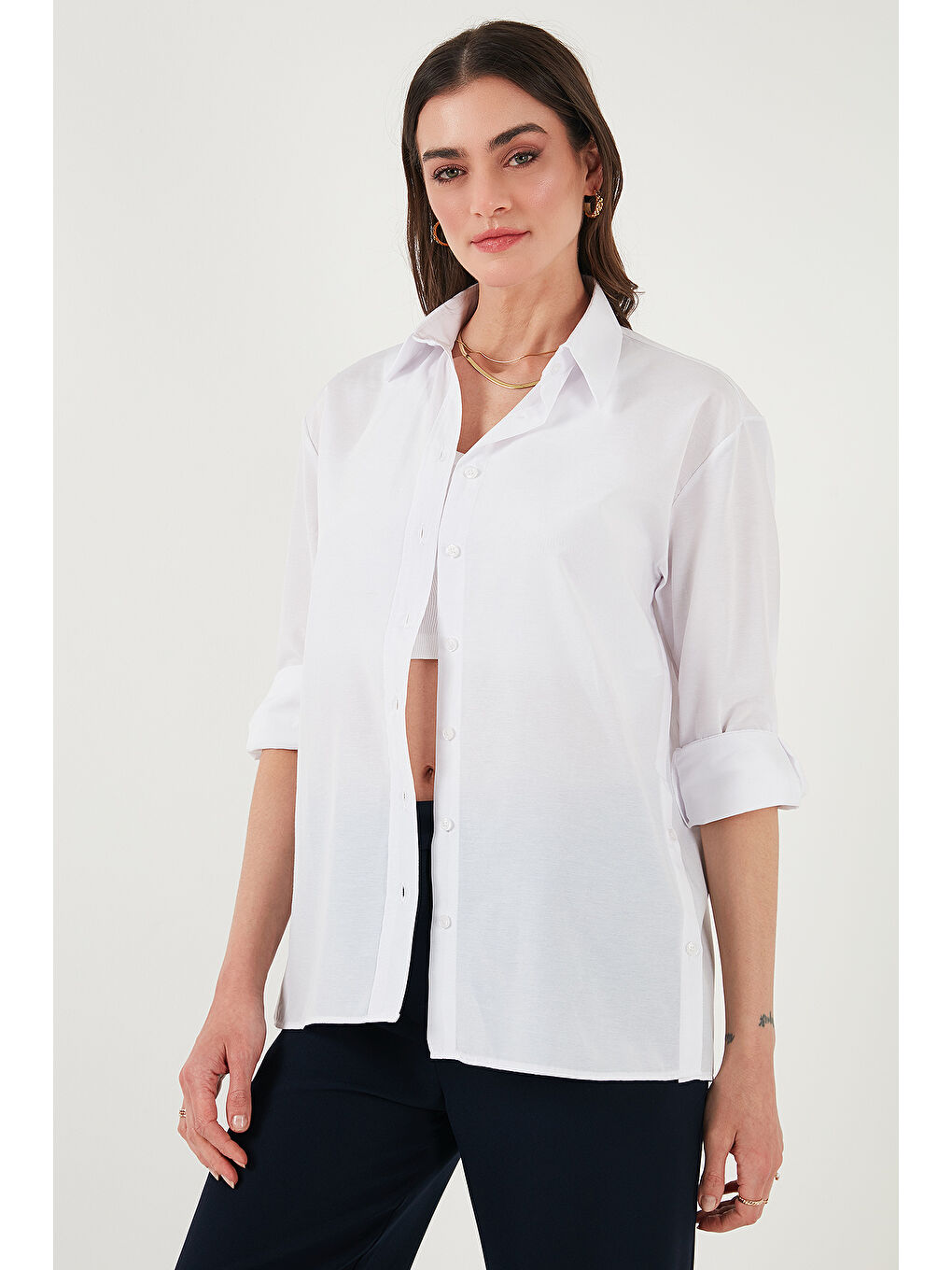 Beyaz Pamuklu Regular Fit İliklenebilen Yırtmaç Detaylı Kadın Gömlek 6772920-4