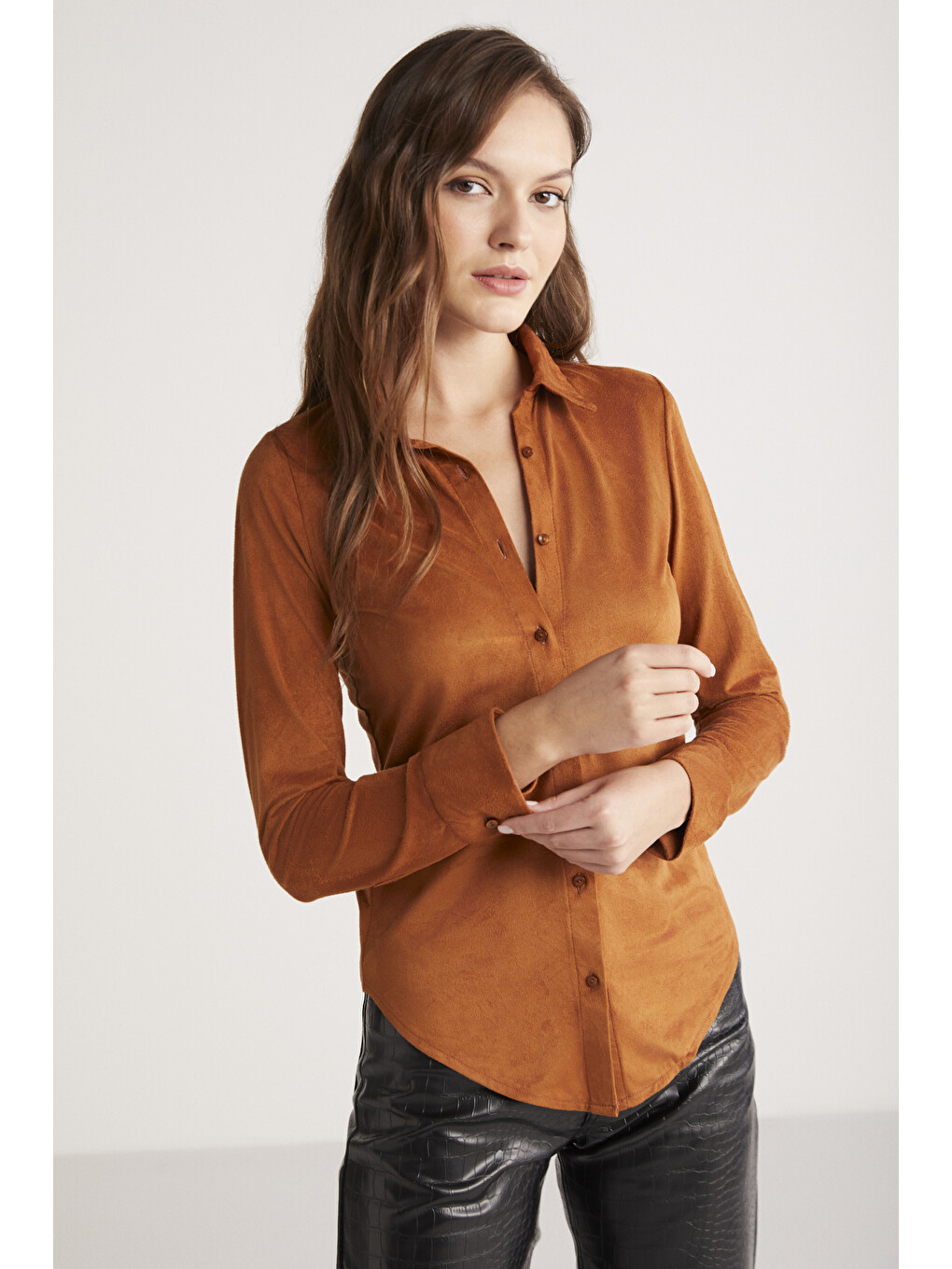 Kahverengi Peyton Kadın Slim Fit Dar Kesim Suni Süet Klasik Örme Taba Gömlek-2