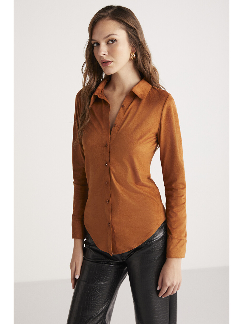 Kahverengi Peyton Kadın Slim Fit Dar Kesim Suni Süet Klasik Örme Taba Gömlek-4