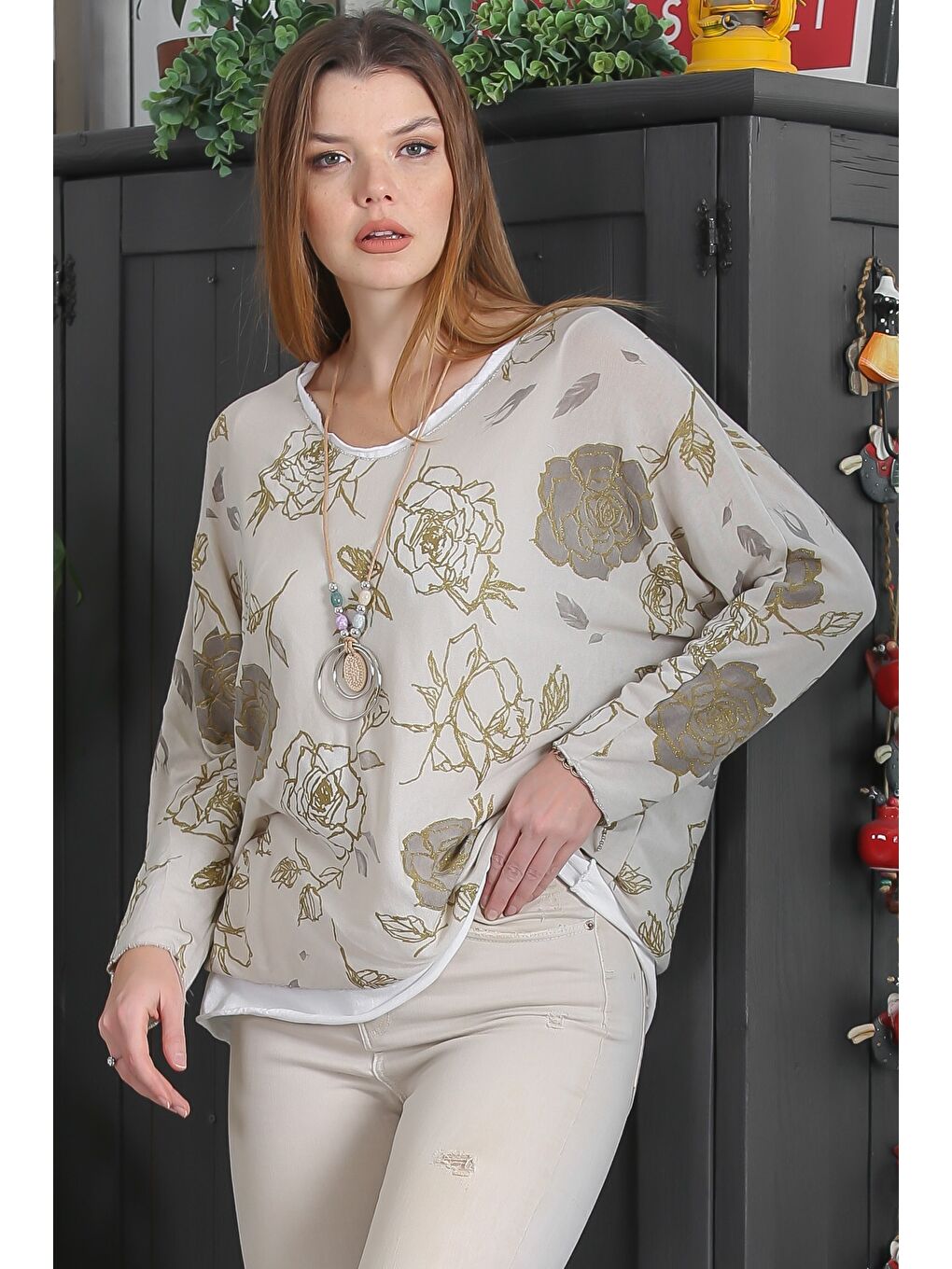 İtalyan Üçlü Set Bej V Yaka Yarasa Kol Yaka Ve Etek Ucu Lurex İpli Kolyeli Ve İçi Basic Triko Bluz