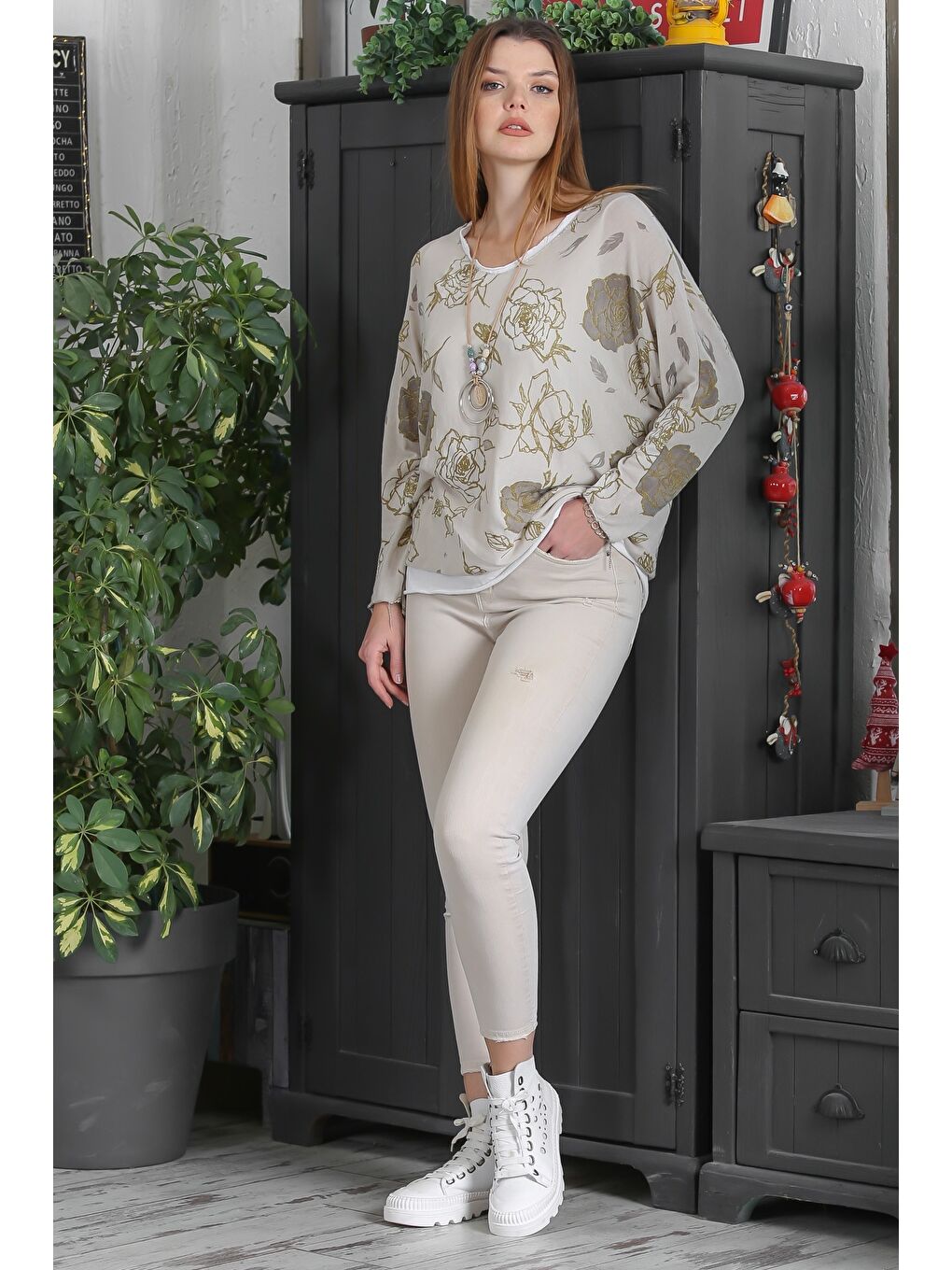 İtalyan Üçlü Set Bej V Yaka Yarasa Kol Yaka Ve Etek Ucu Lurex İpli Kolyeli Ve İçi Basic Triko Bluz-4