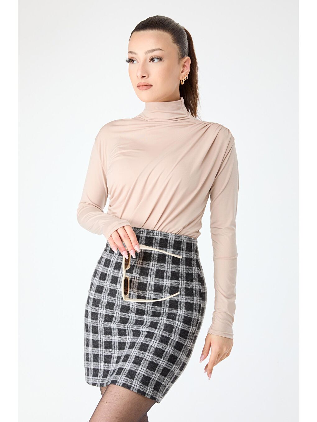 Yarım Balıkçı Yaka Kadın Bej Büzgü Detaylı Bluz - 24310-1