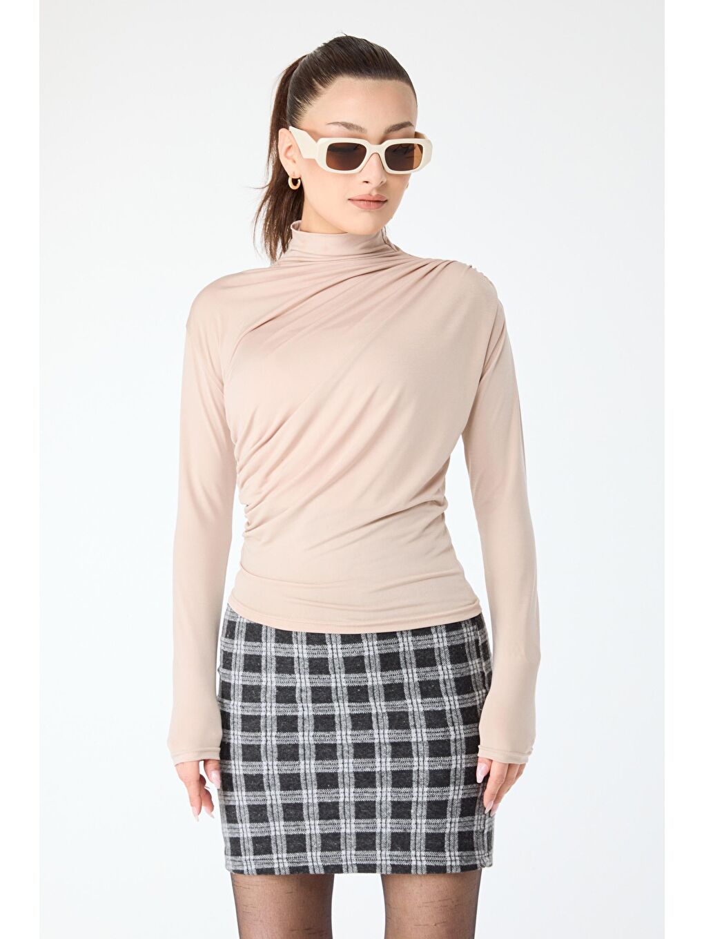 Yarım Balıkçı Yaka Kadın Bej Büzgü Detaylı Bluz - 24310-2