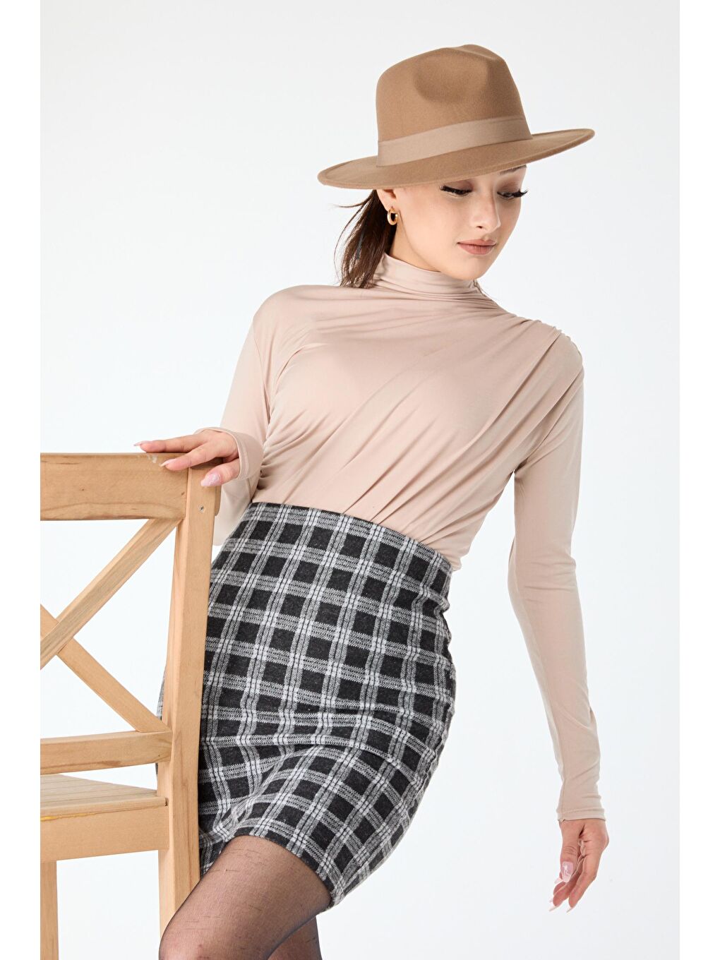 Yarım Balıkçı Yaka Kadın Bej Büzgü Detaylı Bluz - 24310-3