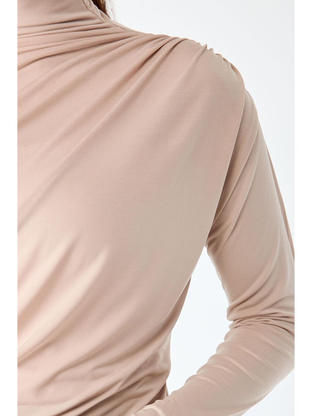 Yarım Balıkçı Yaka Kadın Bej Büzgü Detaylı Bluz - 24310-4