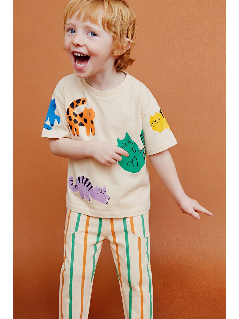 Karışık Unisex Çocuk Pamuklu Ekru Hayvan Figürlü Takım - Kısa Kollu T-Shirt Ve Çizgili Eşofmanlı Set-1