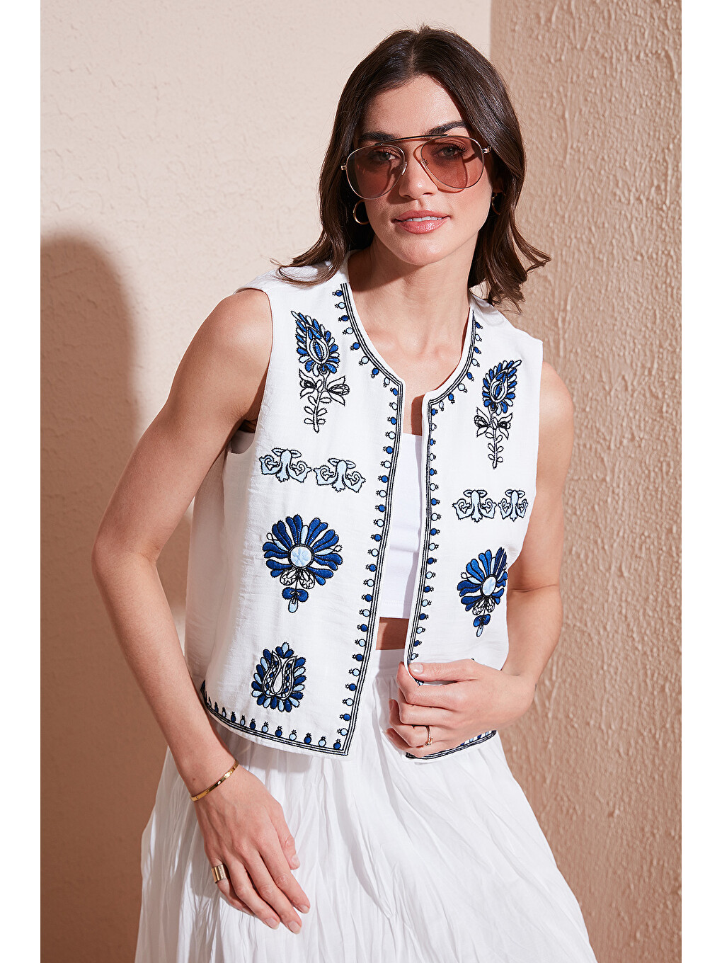 Ekru Astarlı Nakış İşlemeli Regular Fit Yuvarlak Yaka Crop Kadın Yelek 611Yl129-1