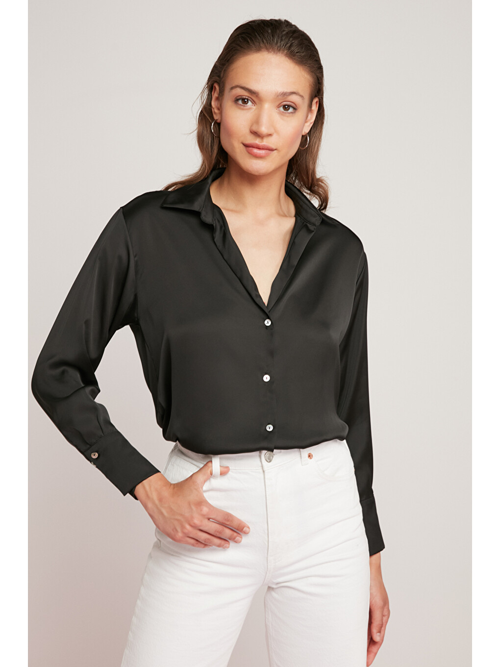 Yvonne Kadın Saten Kumaşlı Regular Fit Cepsiz Siyah Gömlek-1