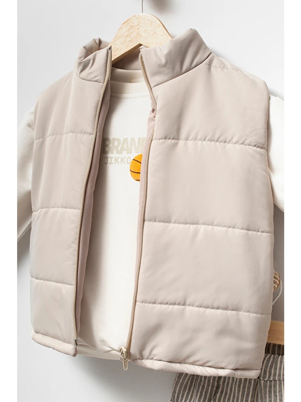 Bej Erkek Çocuk Şişme Yelekli Basketbol Baskılı Sweatshirt Ve Çizgili Pantolon 3’lü Takım 9107-1