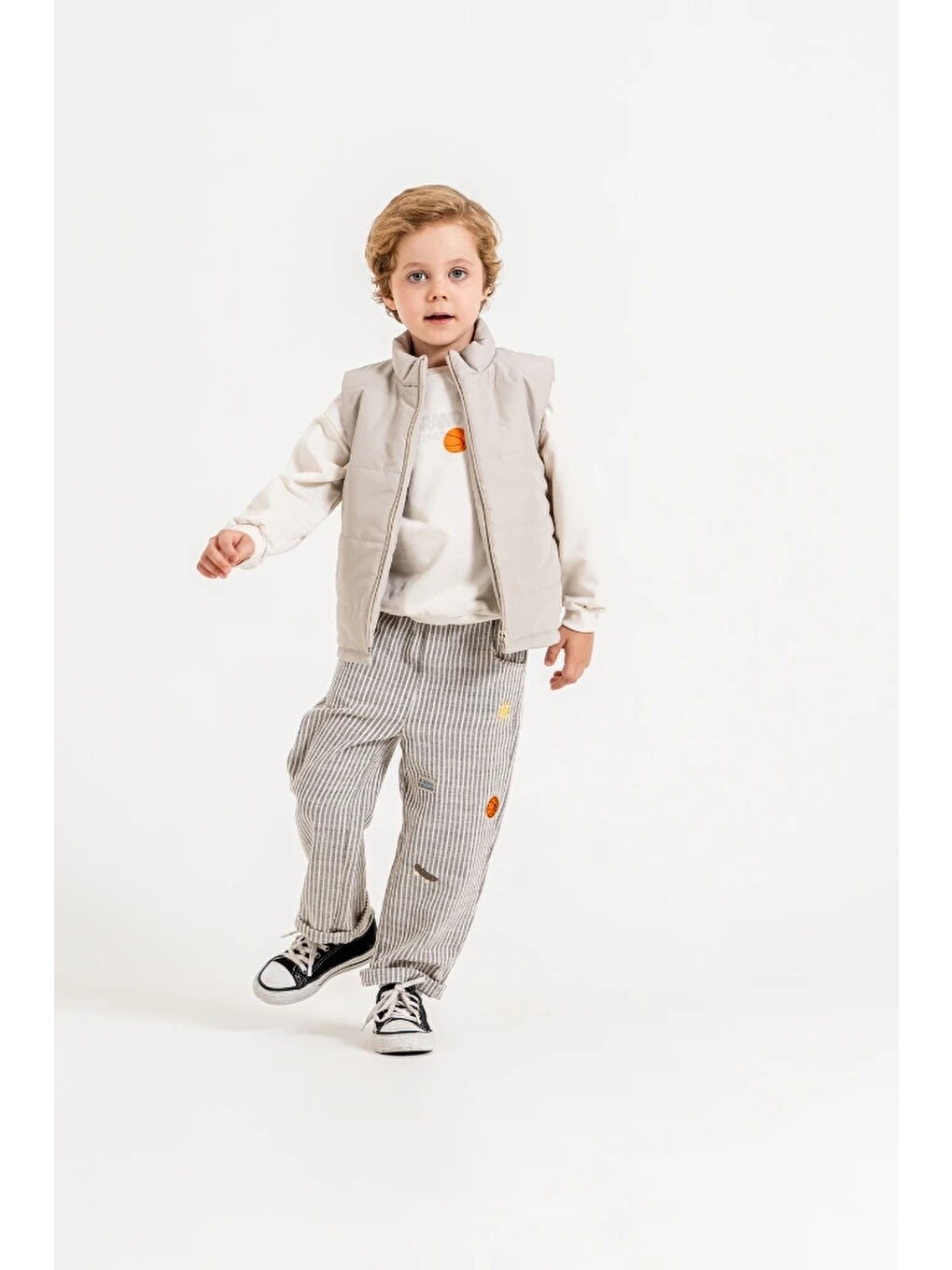 Bej Erkek Çocuk Şişme Yelekli Basketbol Baskılı Sweatshirt Ve Çizgili Pantolon 3’lü Takım 9107-4