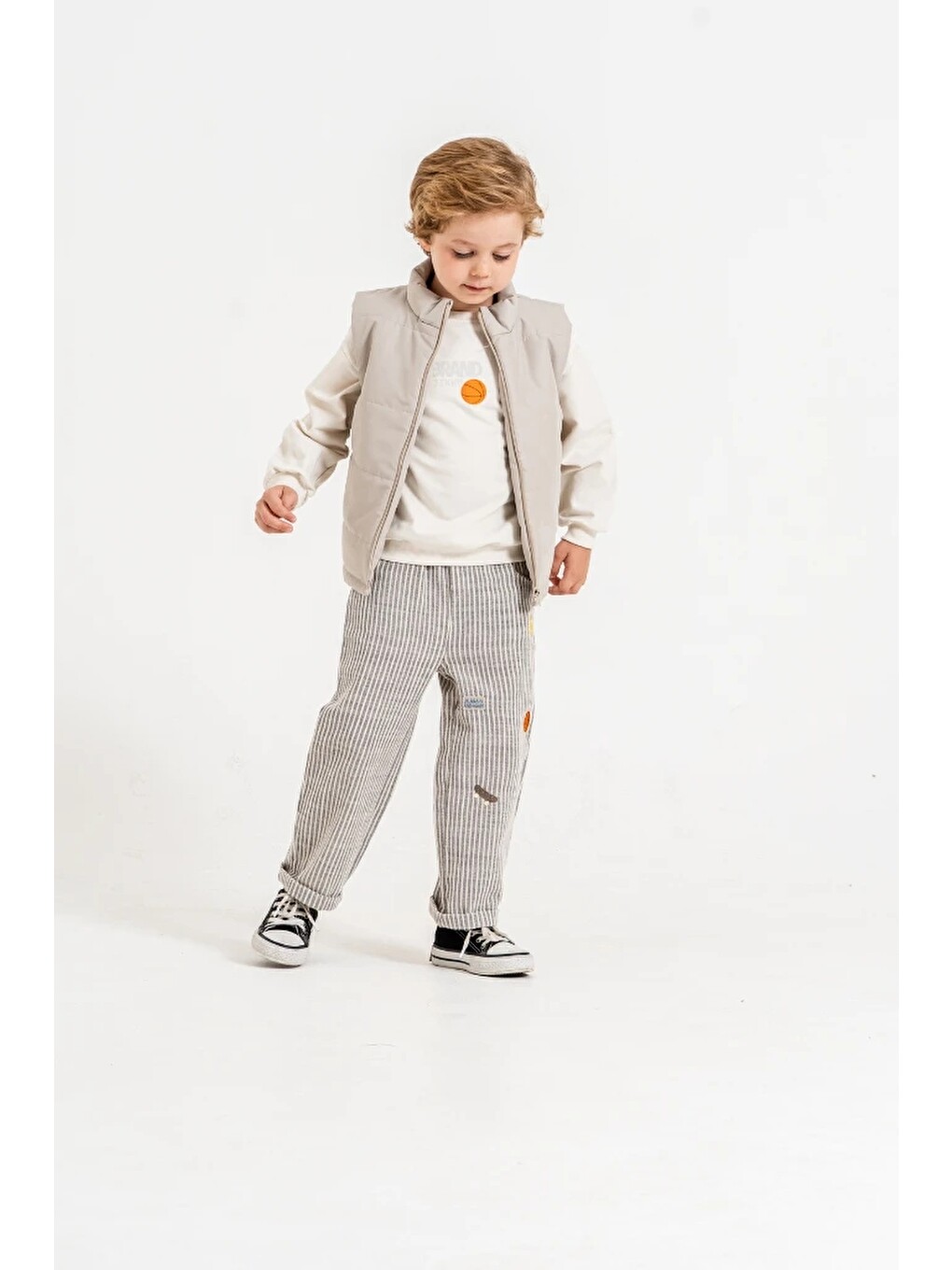 Bej Erkek Çocuk Şişme Yelekli Basketbol Baskılı Sweatshirt Ve Çizgili Pantolon 3’lü Takım 9107-6