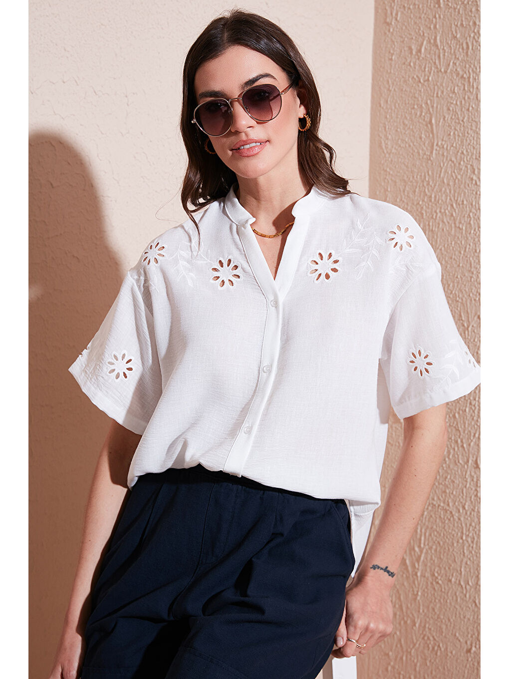 Ekru Standart Fit Hakim Yaka Fisto Nakışlı Kadın Gömlek 6113876