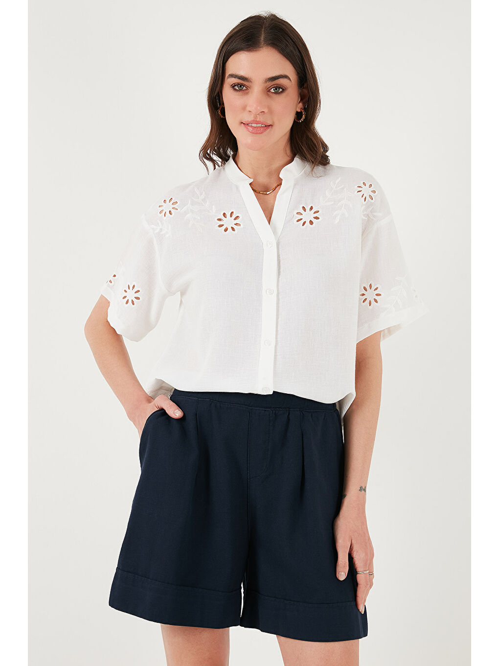 Ekru Standart Fit Hakim Yaka Fisto Nakışlı Kadın Gömlek 6113876-1