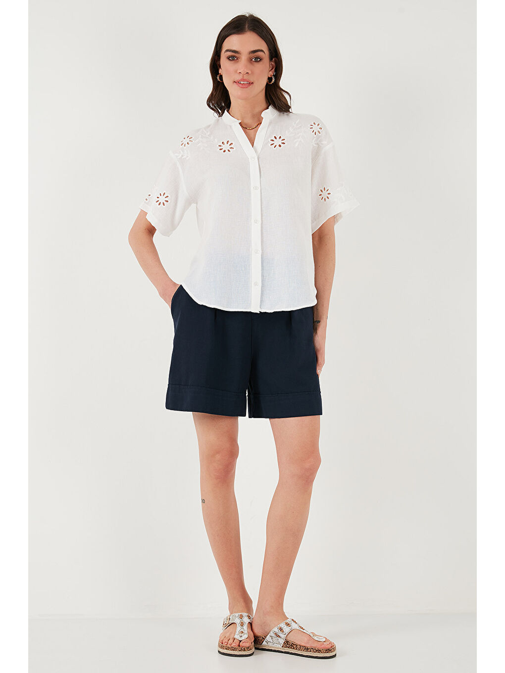 Ekru Standart Fit Hakim Yaka Fisto Nakışlı Kadın Gömlek 6113876-2