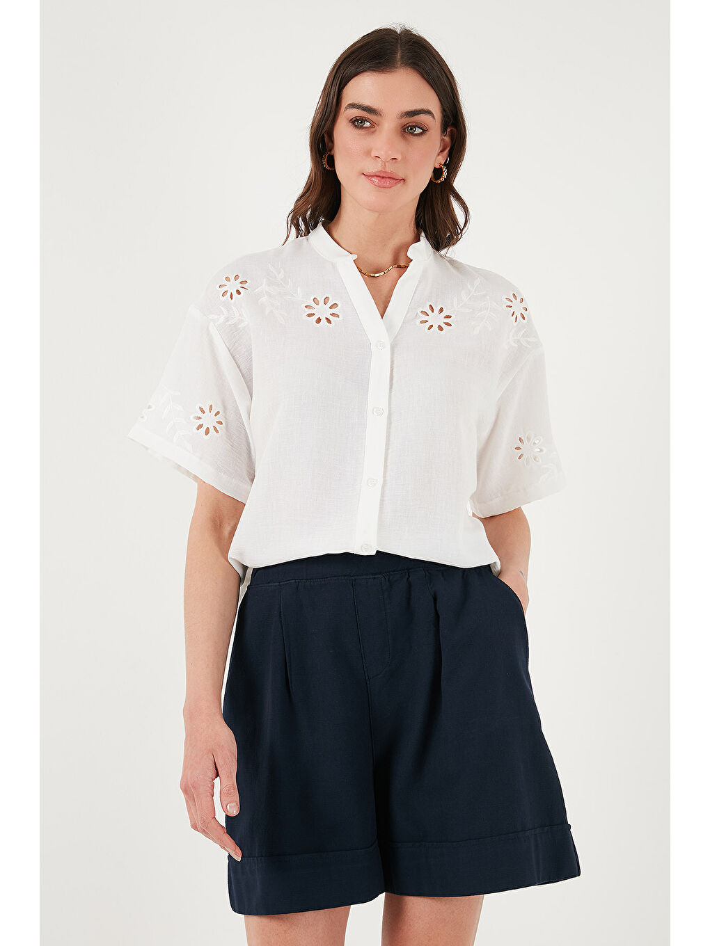 Ekru Standart Fit Hakim Yaka Fisto Nakışlı Kadın Gömlek 6113876-3