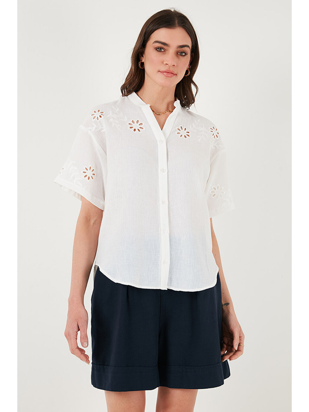 Ekru Standart Fit Hakim Yaka Fisto Nakışlı Kadın Gömlek 6113876-5