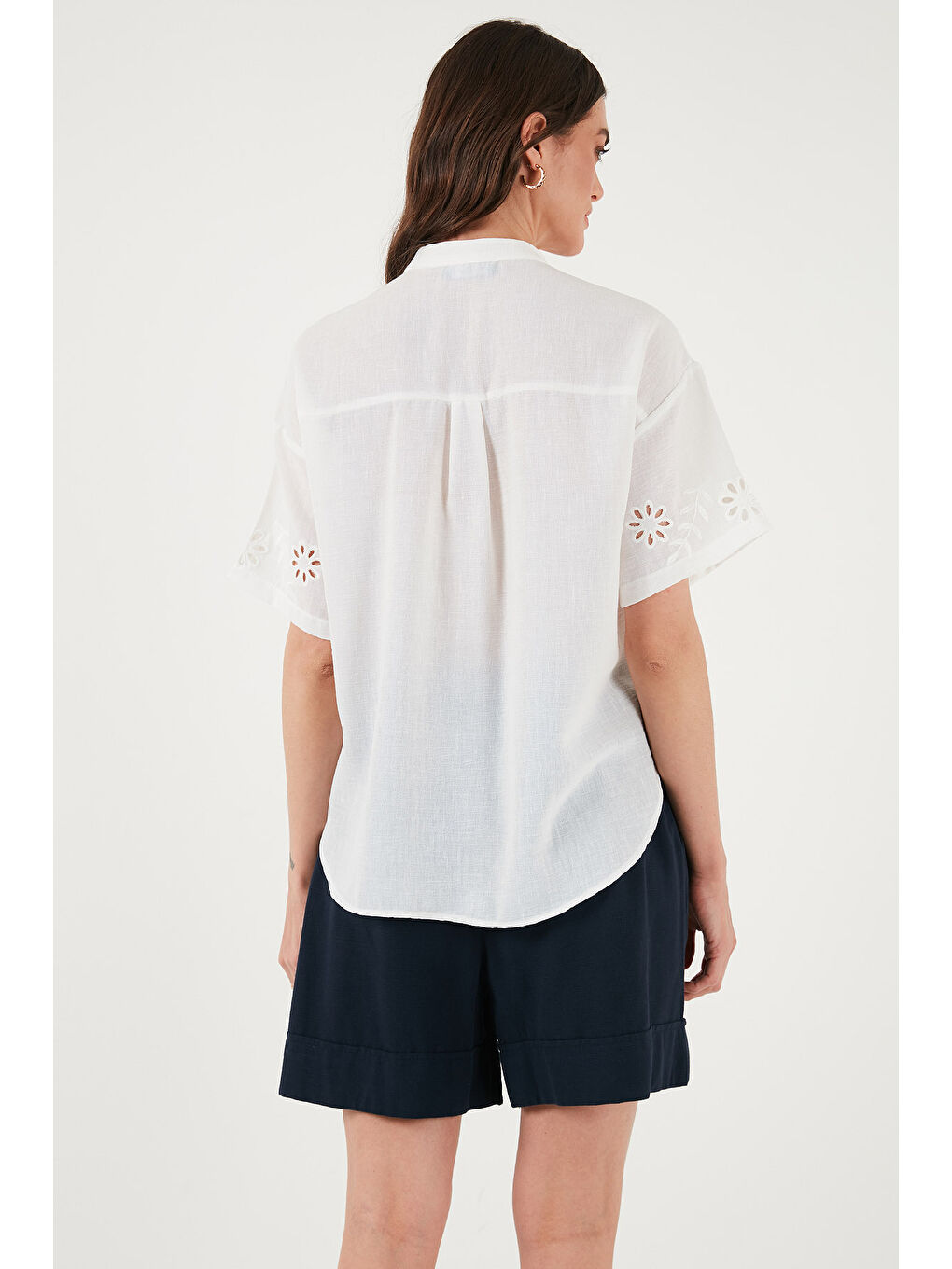 Ekru Standart Fit Hakim Yaka Fisto Nakışlı Kadın Gömlek 6113876-6