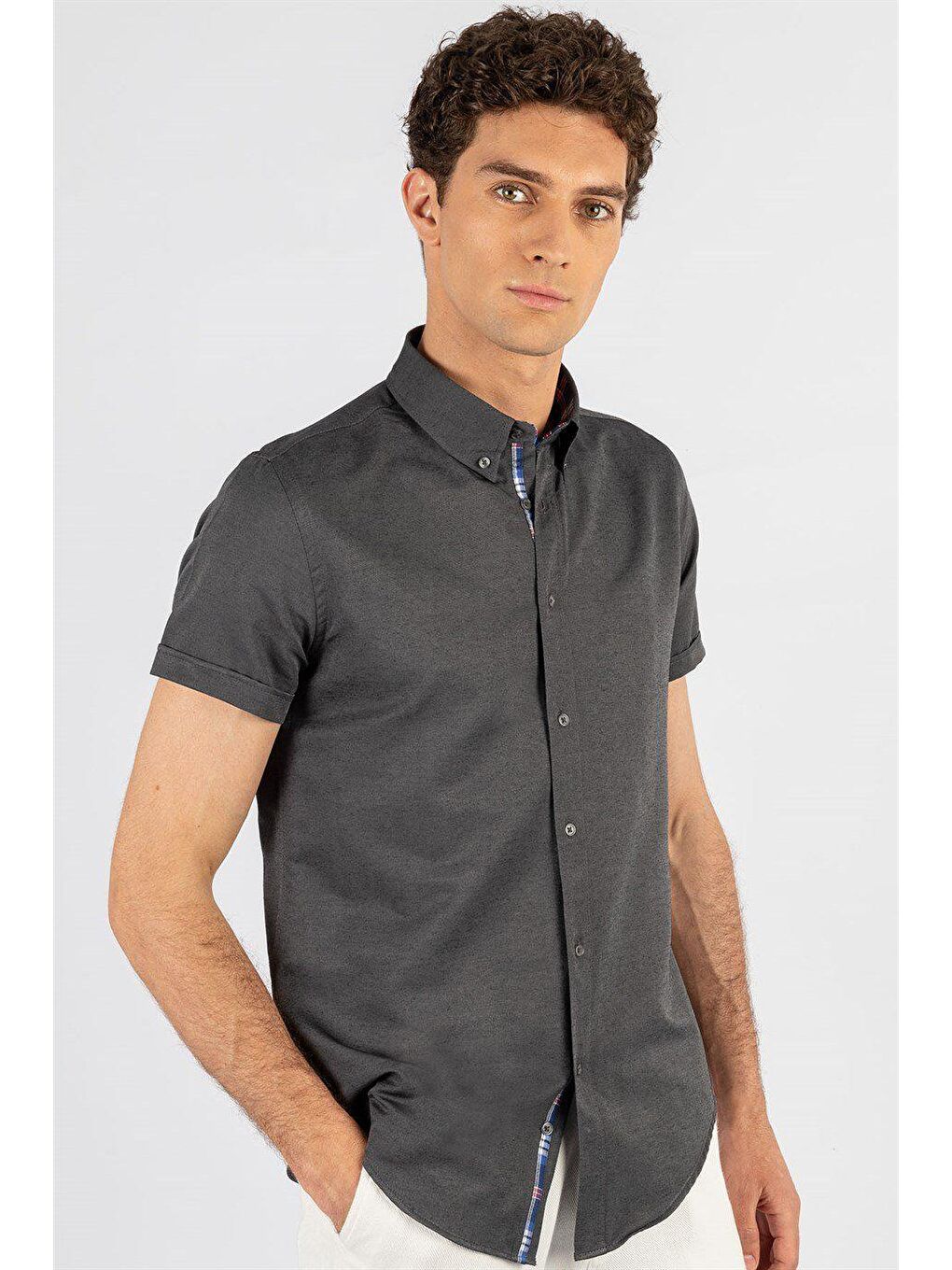 Erkek Slim Fit Dar Kesim Kısa Kollu Pamuklu Oxford Doku Kolay Ütülenebilir Gri Düğmeli Yaka Gömlek