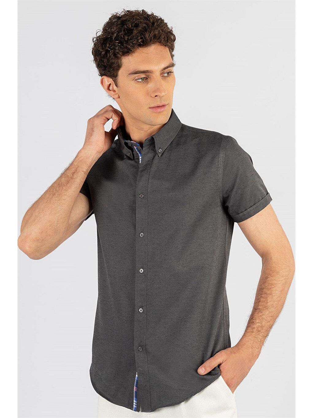 Erkek Slim Fit Dar Kesim Kısa Kollu Pamuklu Oxford Doku Kolay Ütülenebilir Gri Düğmeli Yaka Gömlek-1