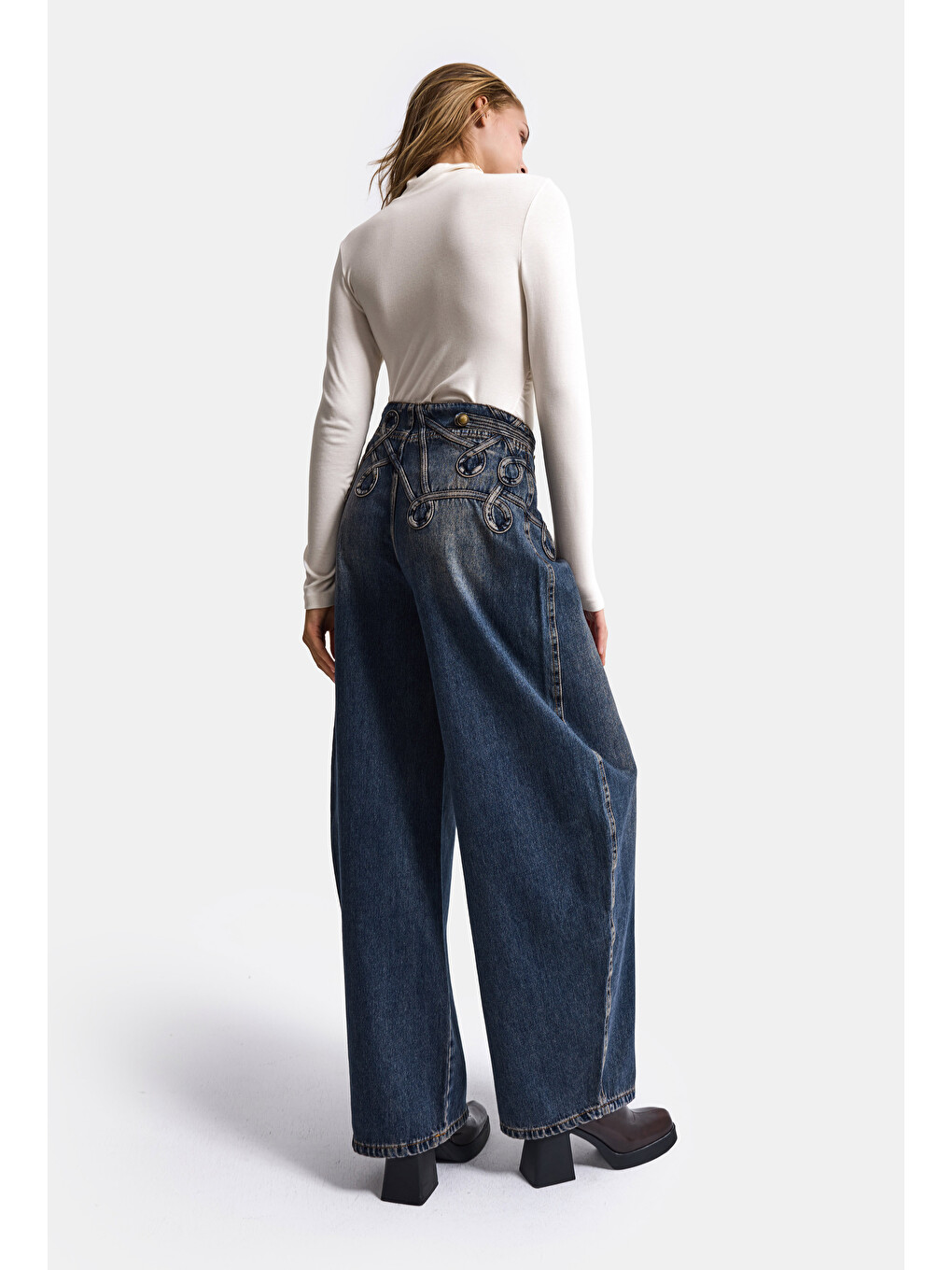 Mavi Kadın Koyu Jean 4w6-8 Barrel Fit Bol Kesim Nakış Detaylı Tasarım Denim Jean-4