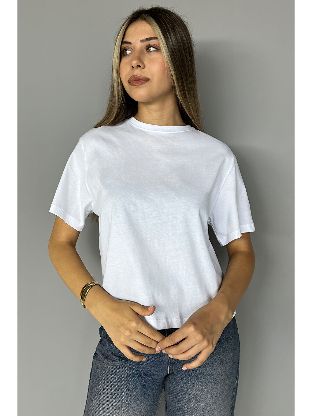 Beyaz Bisiklet Yaka Basic Salaş Kadın Tişört-1