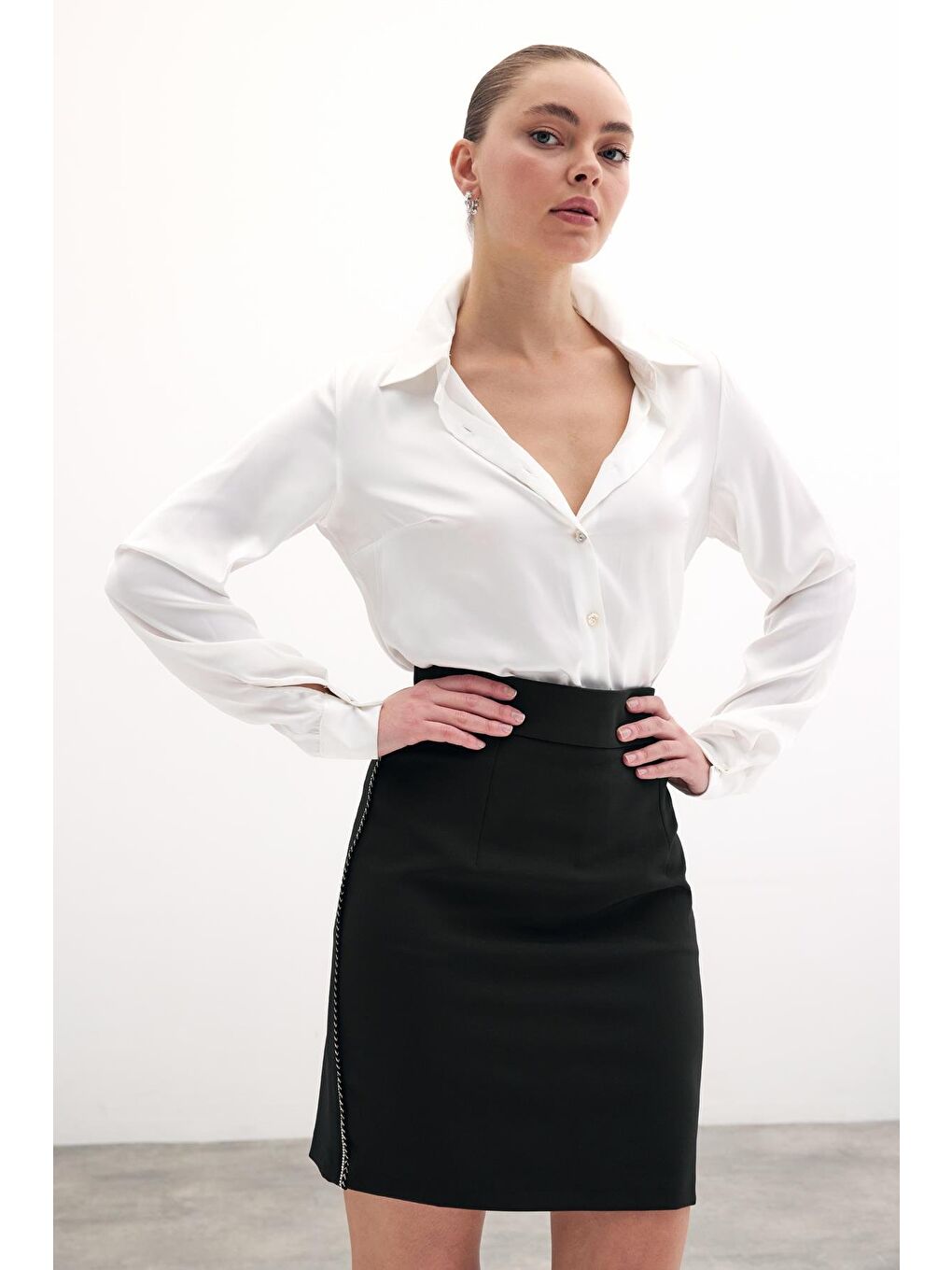 Aksesuar Şeritli Mini Etek - Siyah-5