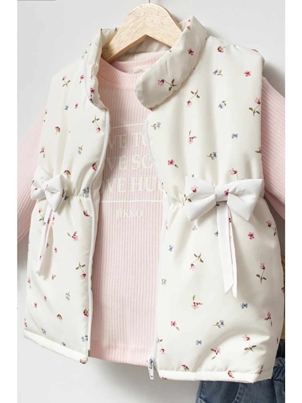 Pembe Kız Çocuk Çiçek Desenli Fiyonk Detaylı Şişme Yelekli Bluz Ve Bol Paça Jean Pantolon 3’lü Takım 9109-1