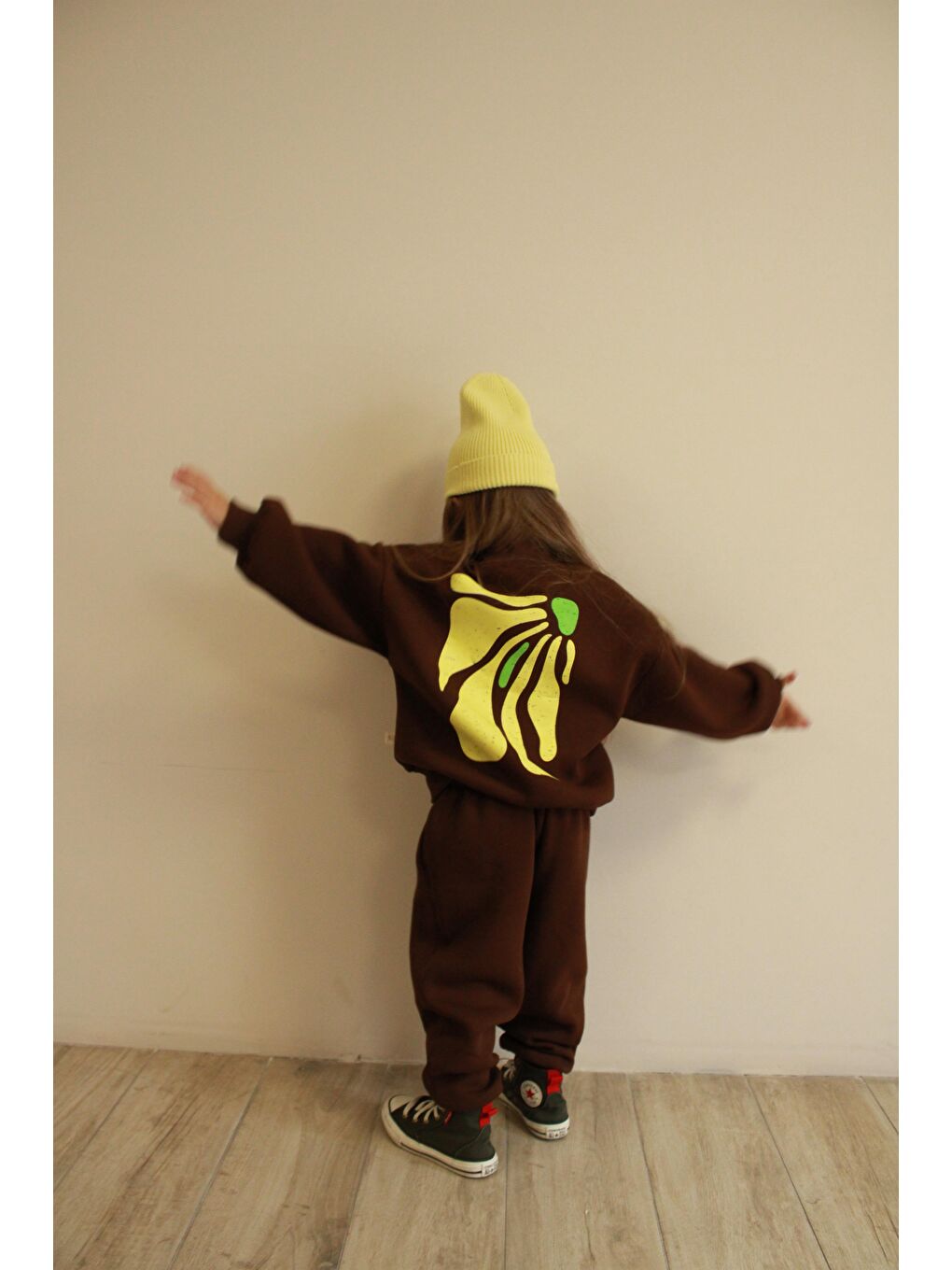 Kahverengi Sarı Sırt Baskılı Balıkçı Yaka Eşofman Takımı-4