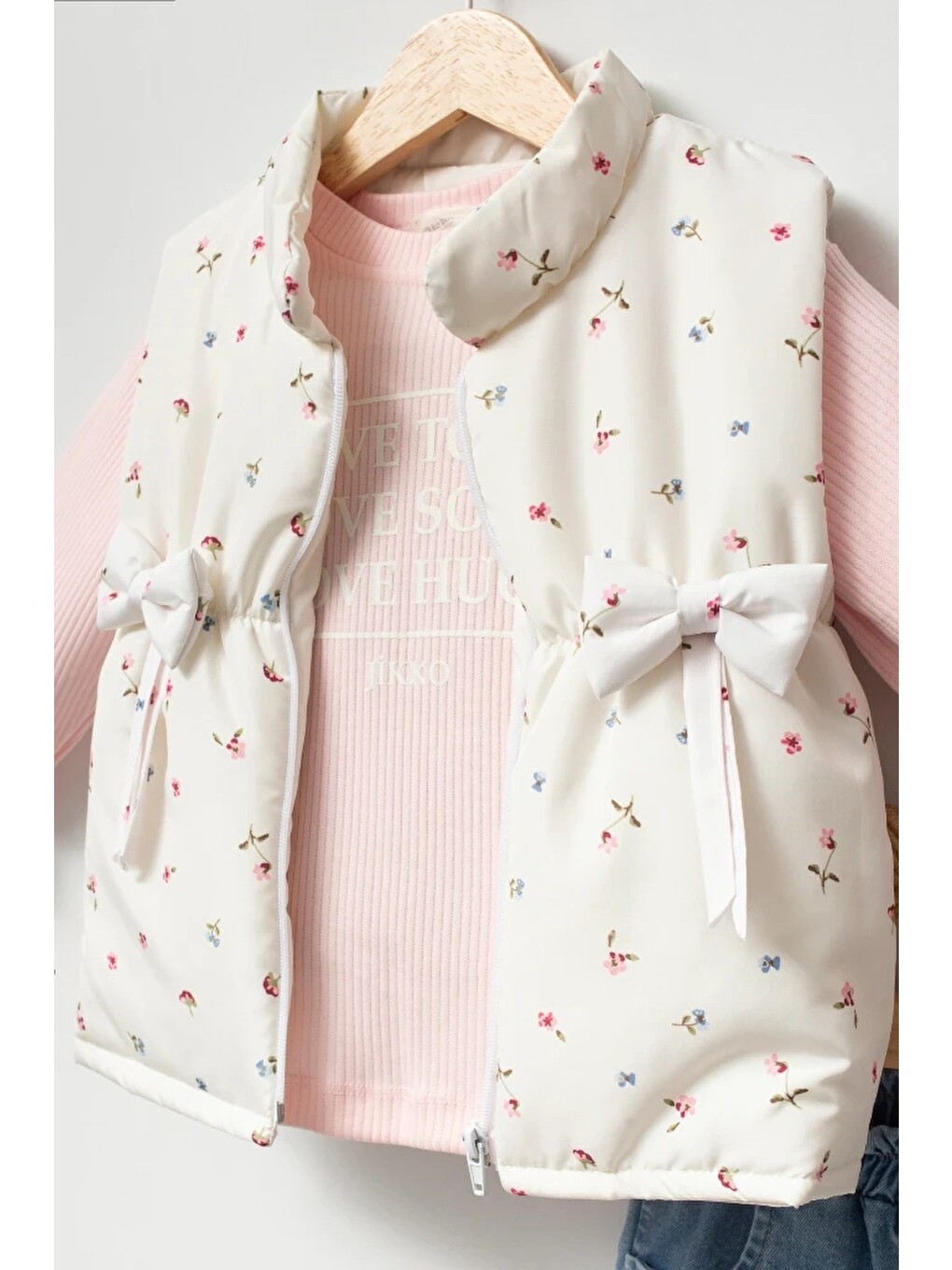Pembe Kız Çocuk Çiçek Desenli Fiyonk Detaylı Şişme Yelekli Bluz Ve Bol Paça Jean Pantolon 3’lü Takım 9109-4
