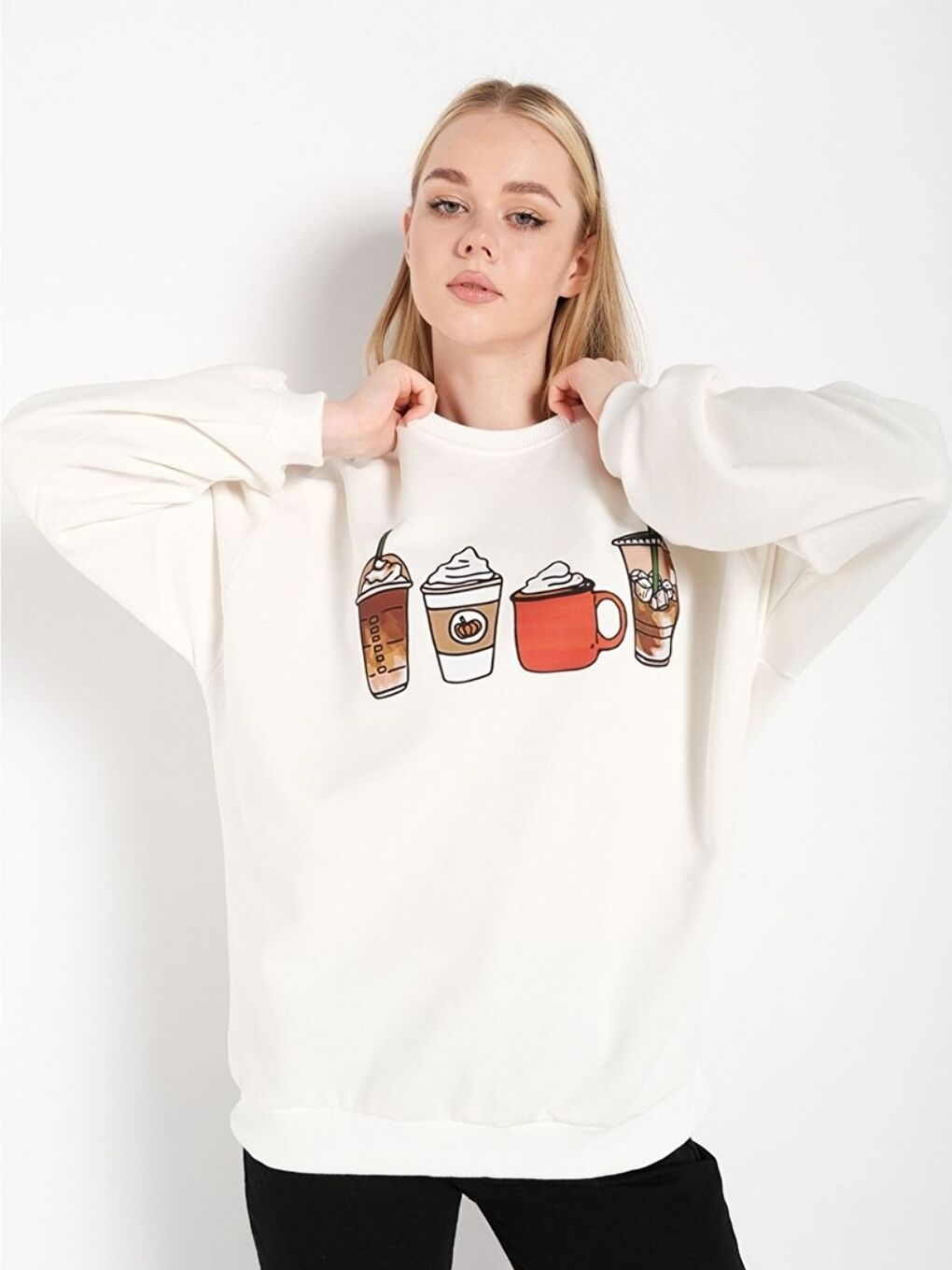Kadın Beyaz Oversize Coffee Baskılı Sweatshirt-1