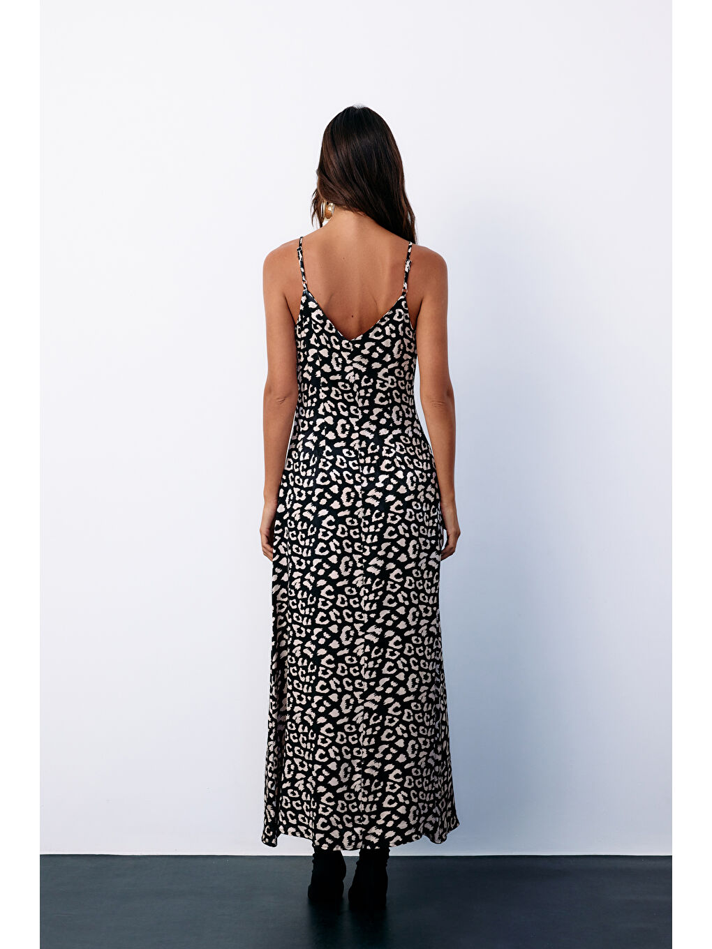 Askılı Leopar Desenli Saten Elbise - Siyah-5