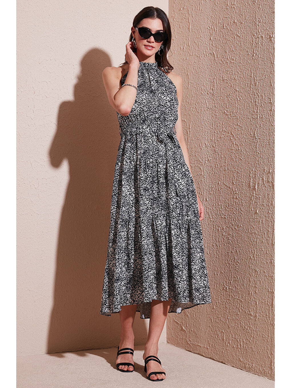 Siyah Desenli Regular Fit Halter Yaka Kemerli Midi Boy Kadın Elbise 6772030-1