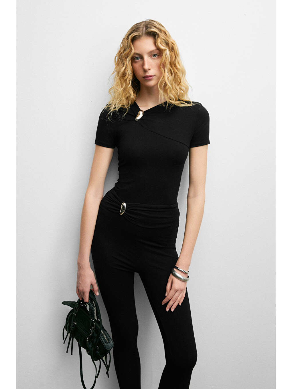 Fasley Kadın Yumuşak Ve Esnek Kumaşlı Toka Detaylı Slim Fit Siyah Bluz-2